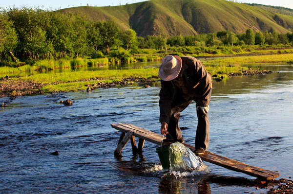 河边打水的大叔