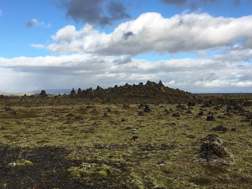  火山灰搭成的小石堆