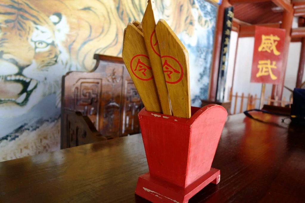 脑中浮现这样的场面:"啪",惊堂木一拍,令牌丢下,"拖出去,斩!