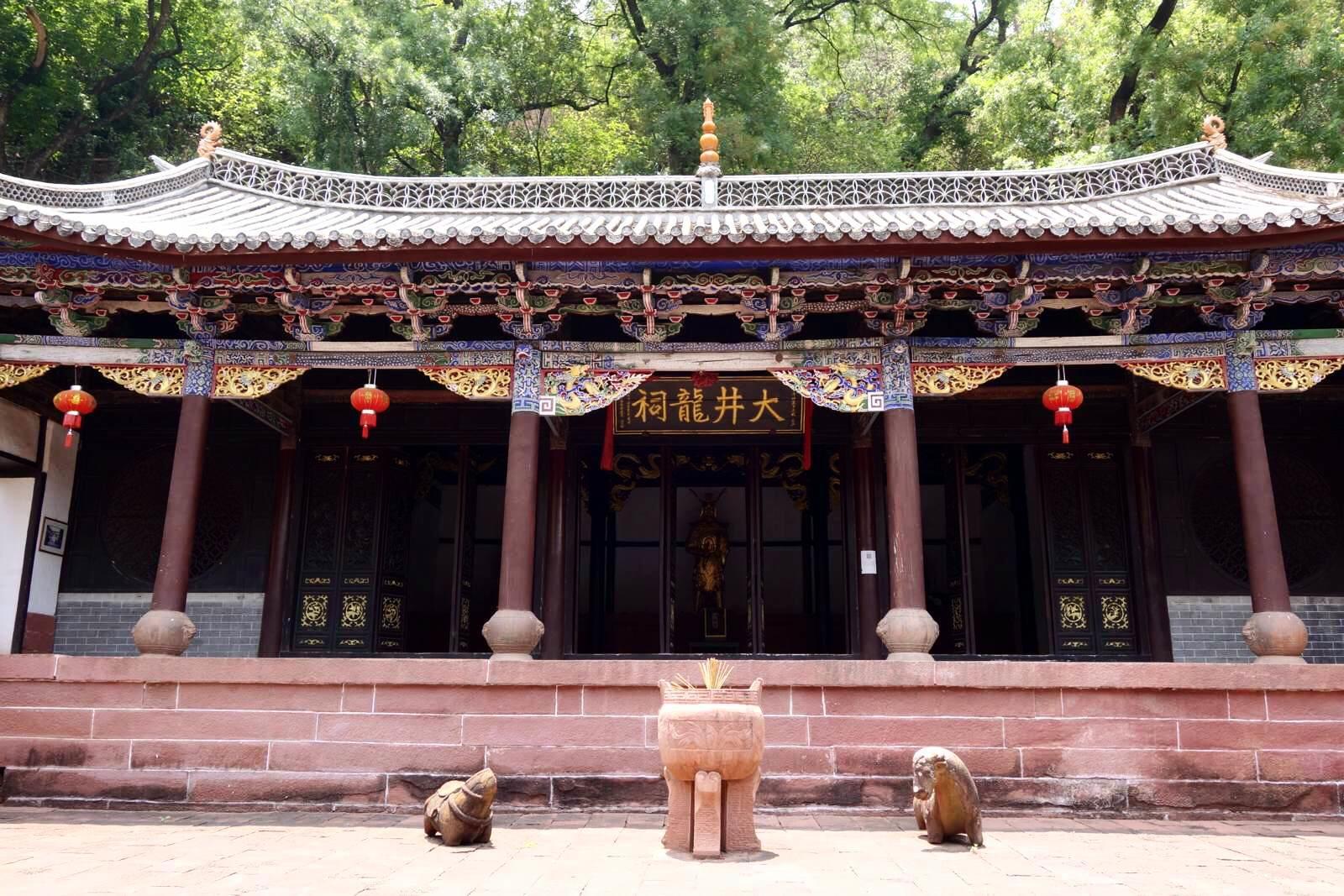 正殿"大井龙祠",内供奉龙王. 大龙祠