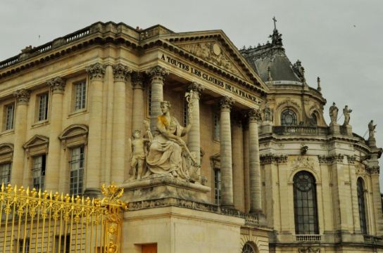 45元/人 凡尔赛宫门票eur15元/人,花园门票eur9元/人 排队等候进入