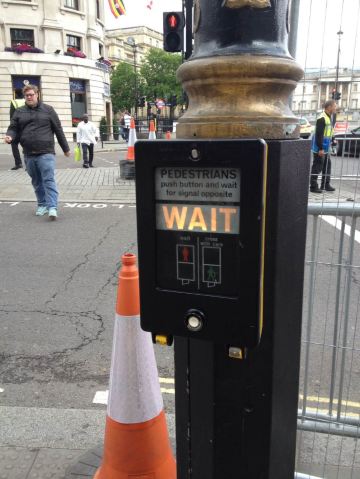 红绿灯过马路,可以按一下等待键的! 伦敦