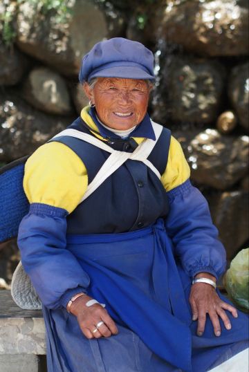 村口卖花环的老奶奶 雪嵩村