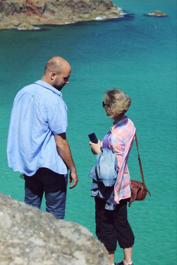 其实这两个人站的地方非常危险,外国人为了凹造型也是蛮拼的 minack