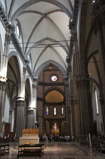 教堂平面呈拉丁十字形状,本堂宽阔,长达82.3米,由4个18.