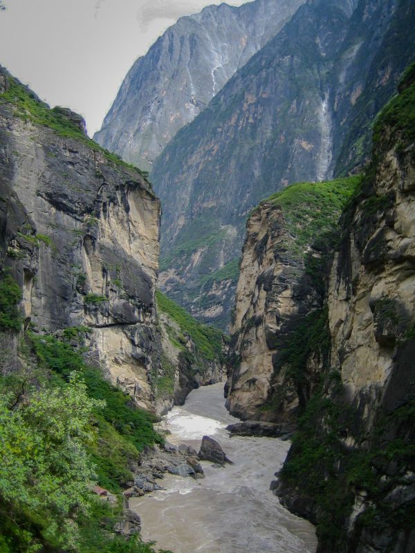 从谷底上来,太阳正当头.