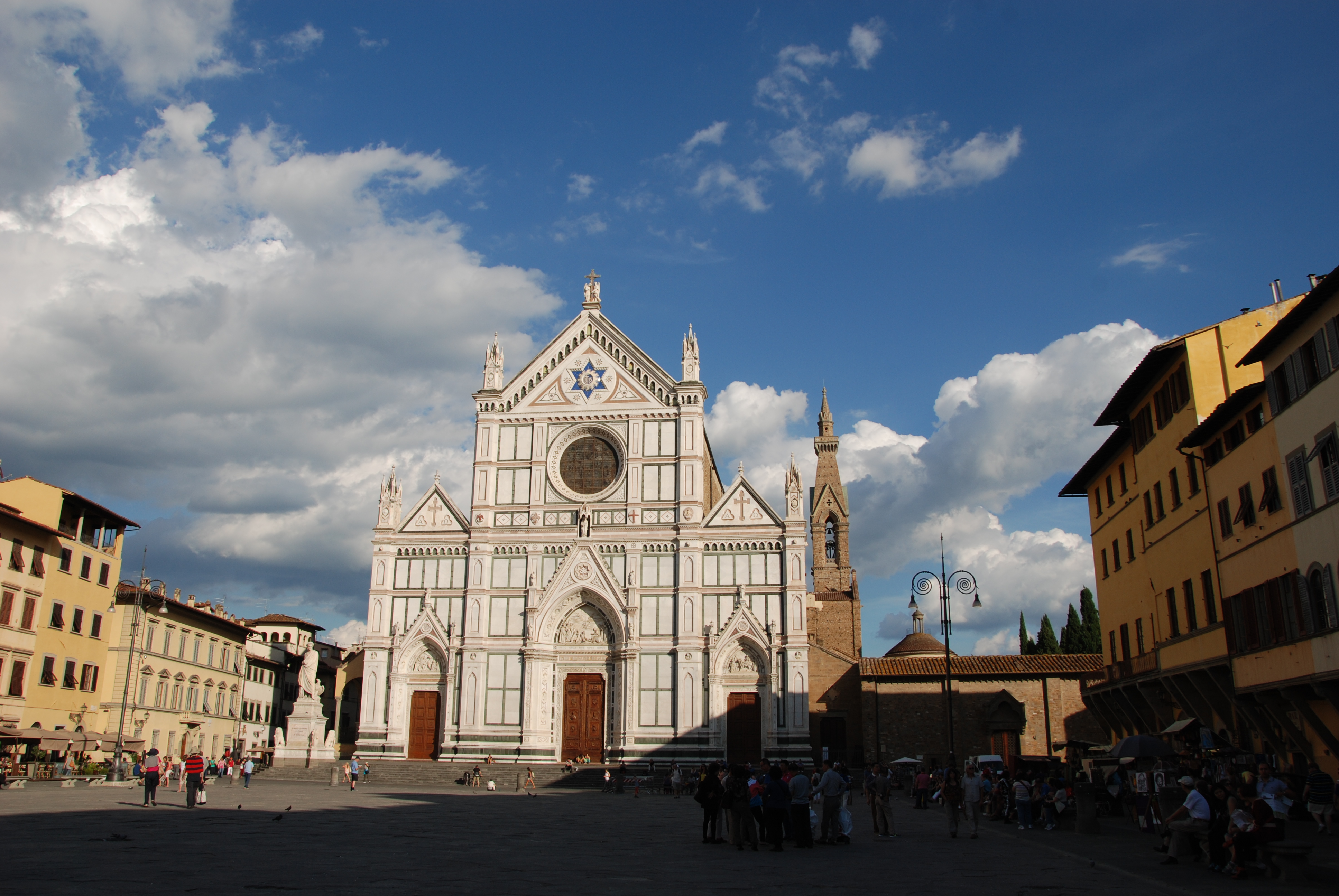 沿着小巷往回走,我们回到圣十字教堂,圣十字教堂广场是佛罗伦萨最古老