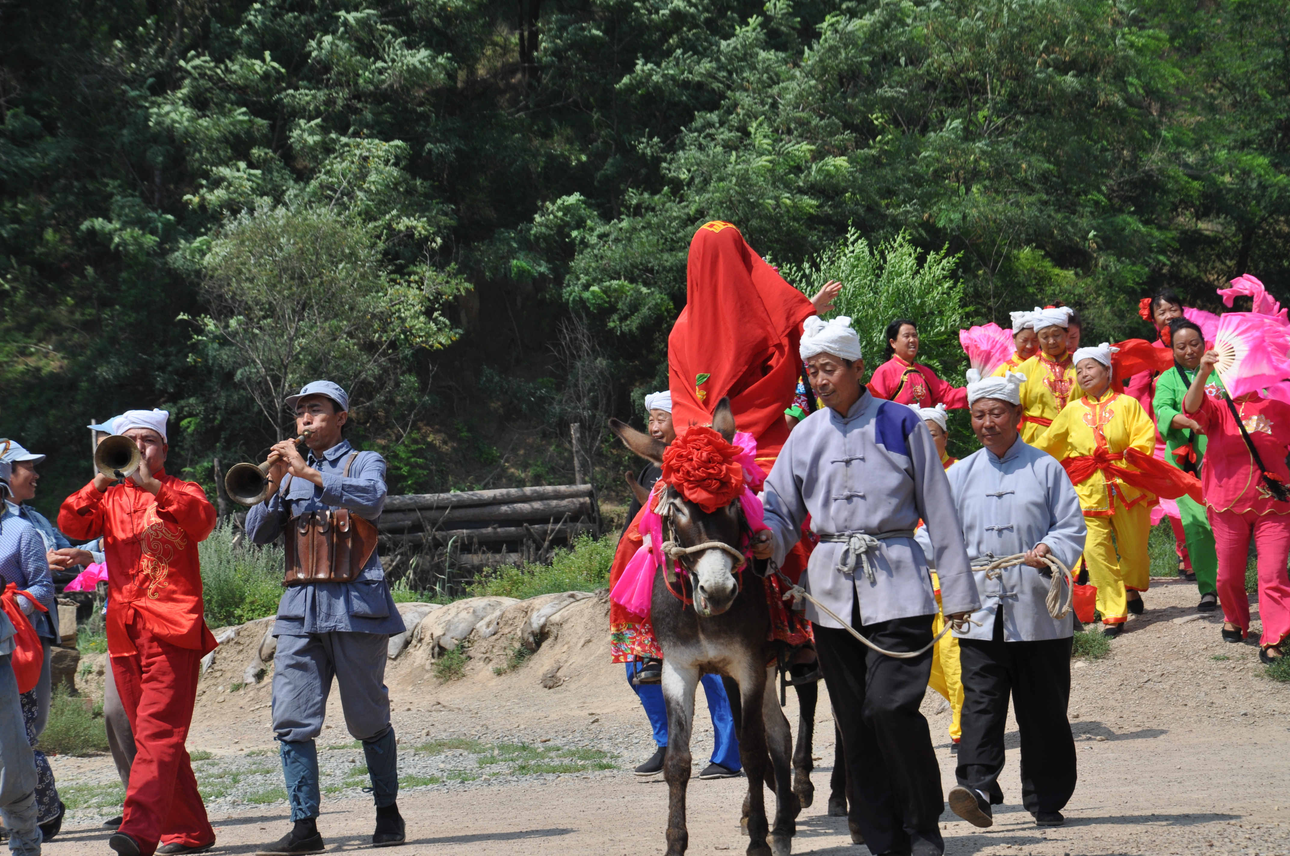 迎亲的队伍出场了 延安保卫战