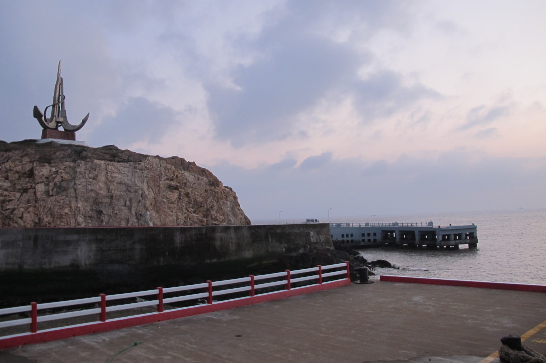 在岛上逛好之后到达李柱山码头,取好前一天预订的船票,乘5:30船回小