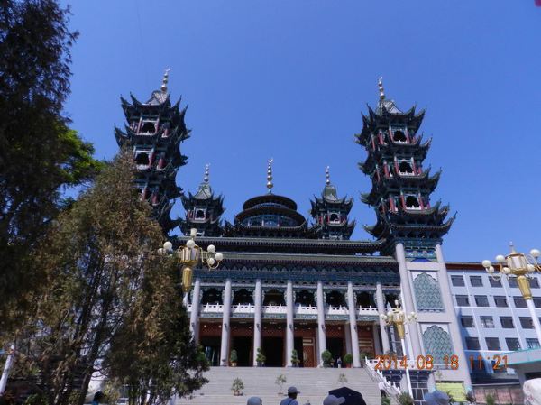 d7早上可去参观一下县城里的草滩子清真寺,与其它回民的清真寺不同