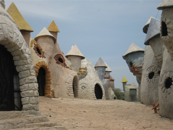 房子外形很独特,可以走到上面那个小窗子口观赏美丽可爱的小房子.