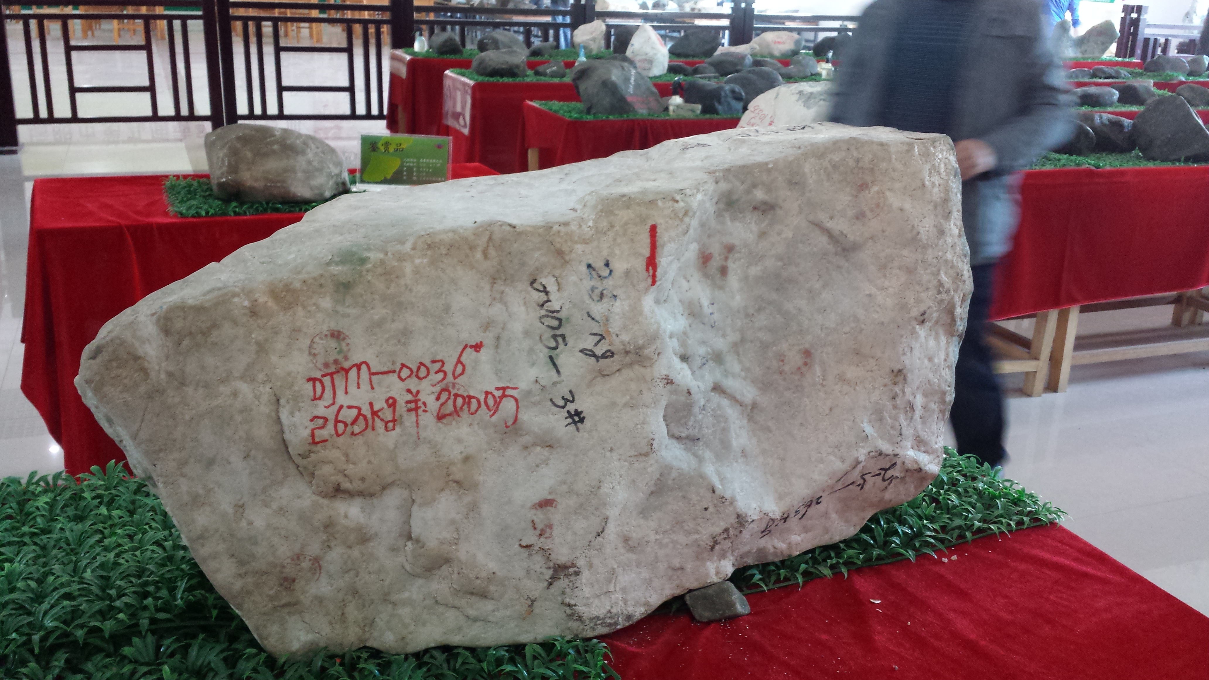 瑞丽赌石盛行哦~这块石头2000万元! 瑞丽中缅街