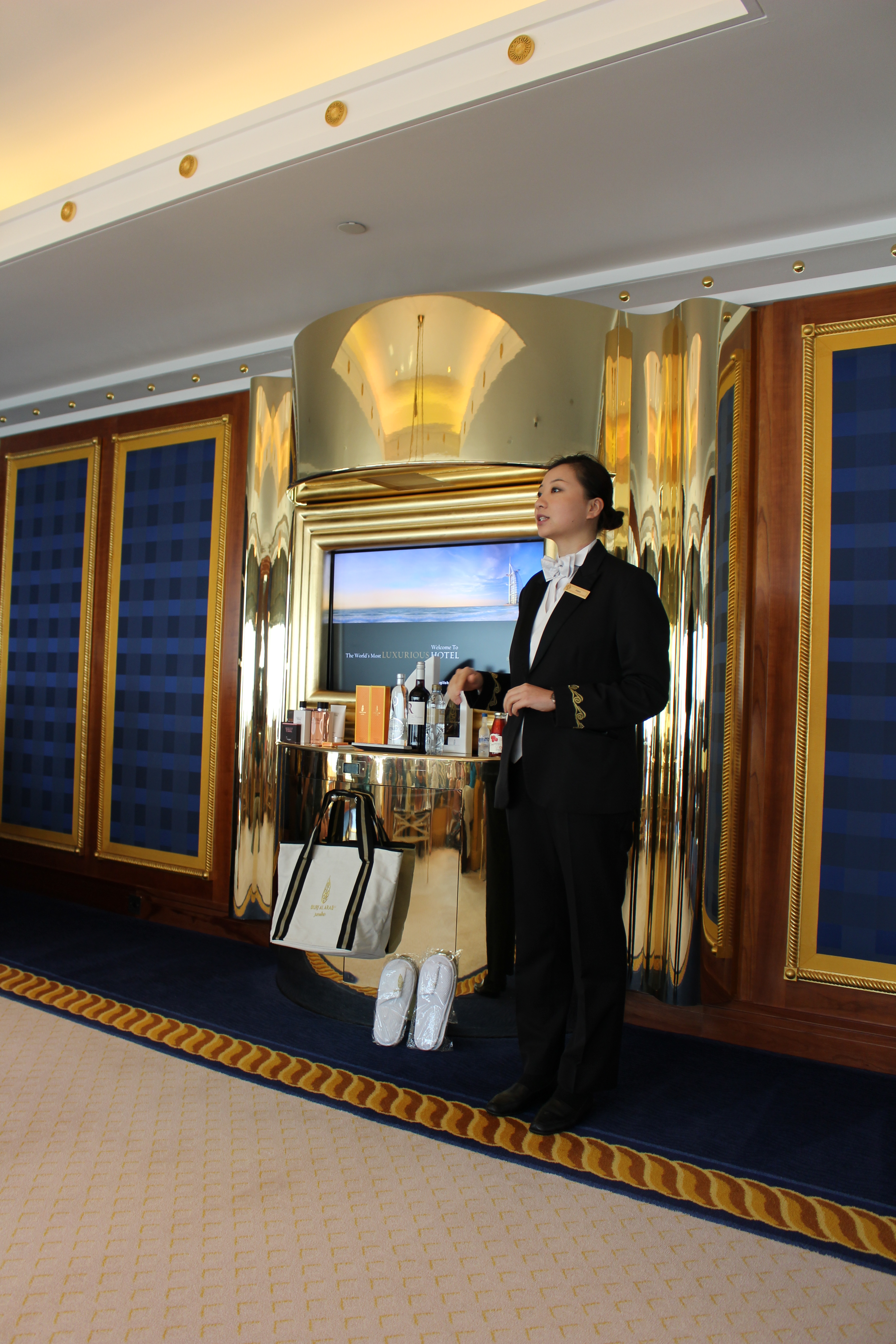 前厅部主管人员向我们介绍房间内的设备和各项收费物品. 帆船酒店