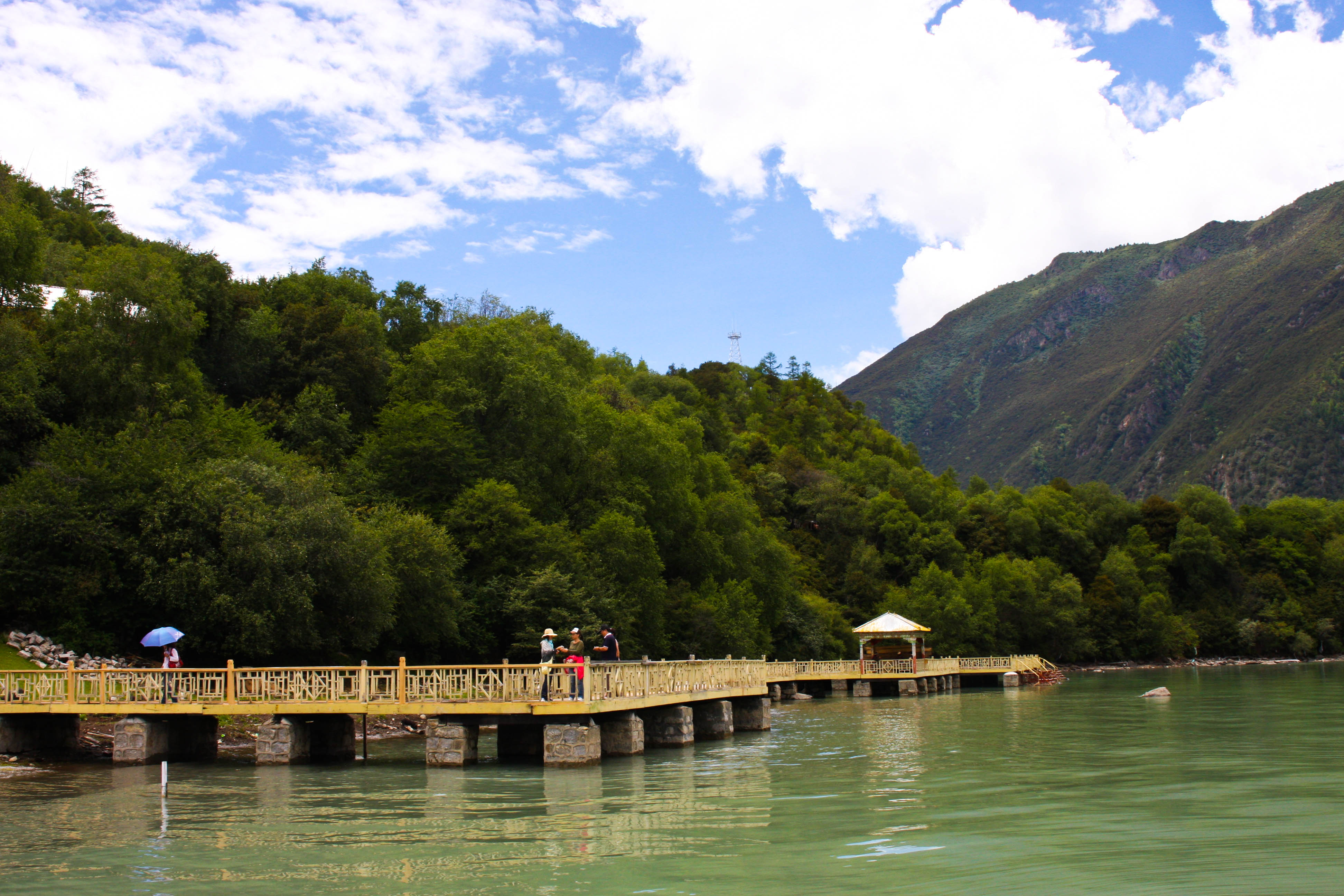 扎西岛就在湖中央,游客栈道连着,让你陶醉 巴松措