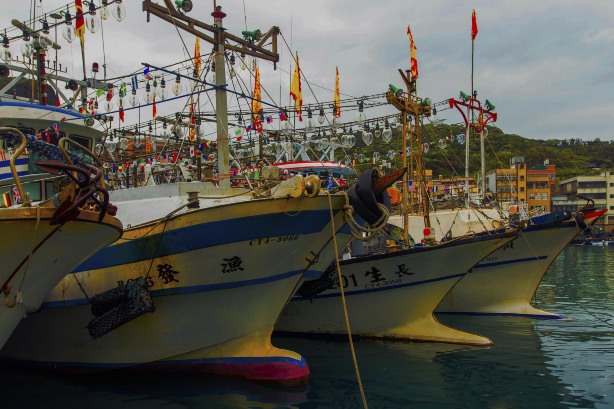 这些渔船的桅杆上挂着概率不小的电灯 野柳渔港