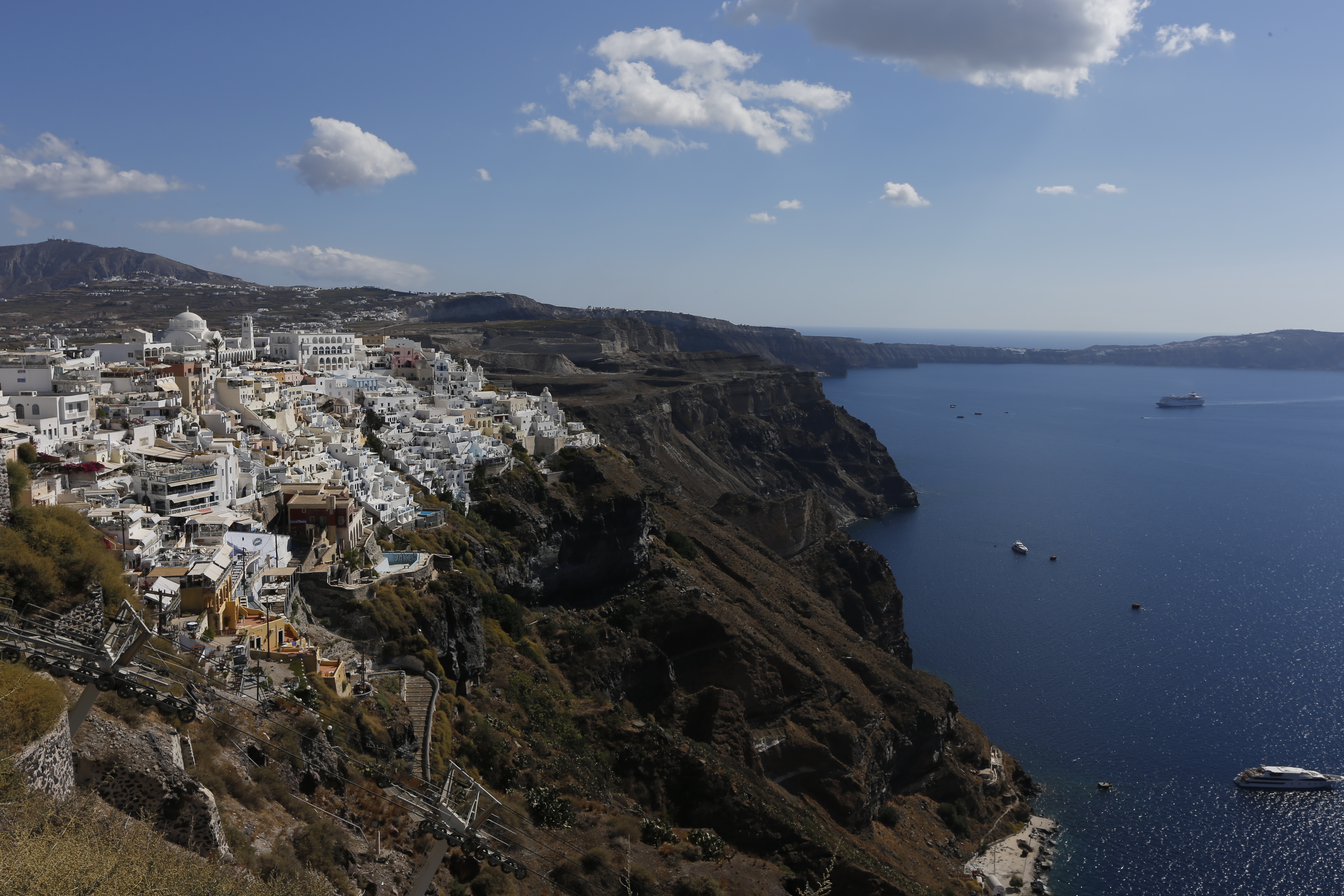 圣托里尼最高处的皮尔戈斯小镇纵览圣岛全貌;在获得国际金奖的santo