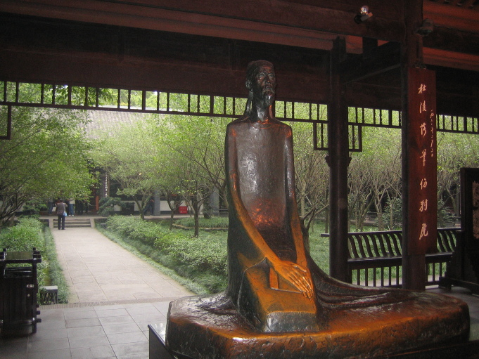 诗史堂中安放着古铜色的杜甫全身塑像 杜甫草堂