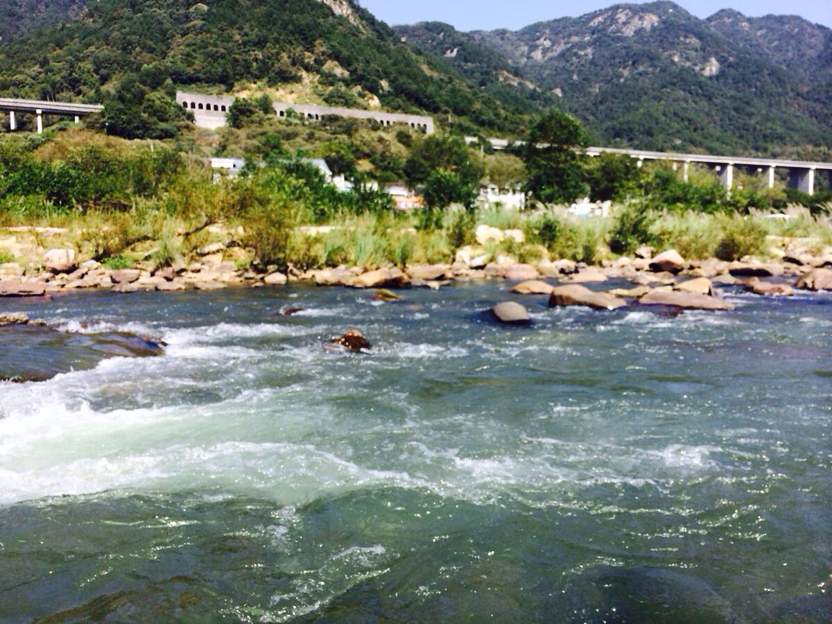 天柱山白马潭漂流