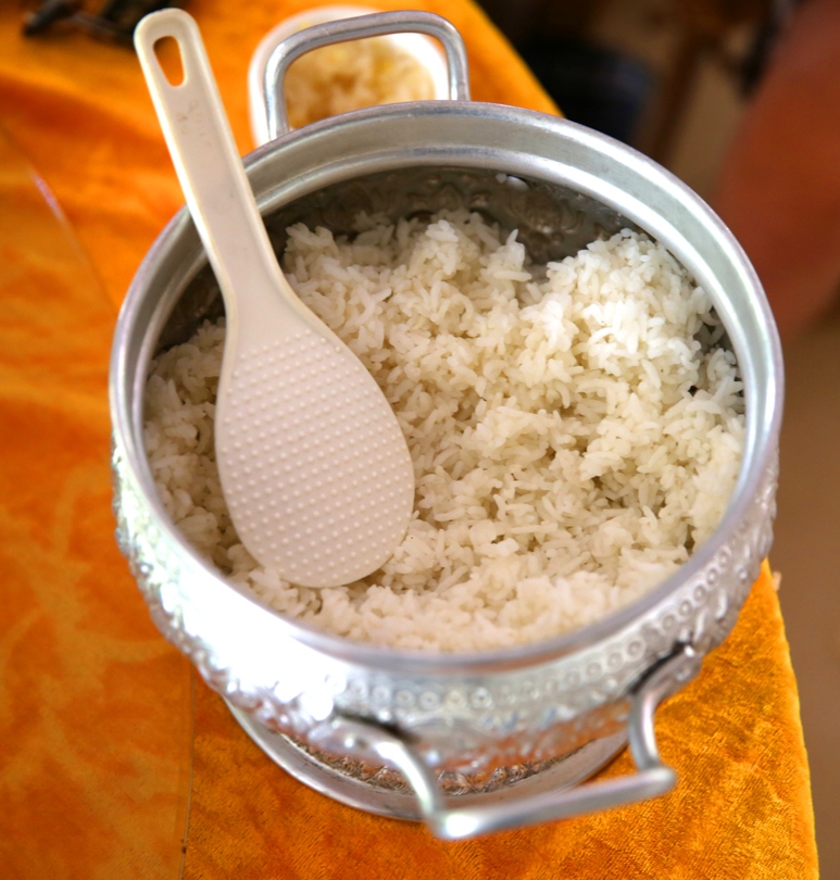 泰国香米饭,真的很香,跟红烧肉芭蕉叶汤泡在一起,竟然也盖不住米的