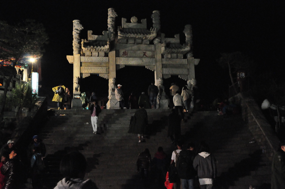 夜爬泰山,璀璨的夜与惊艳的日出