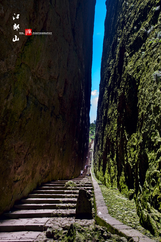 全国"一线天"之最,延绵数百米,如天梯一般,通向云端.