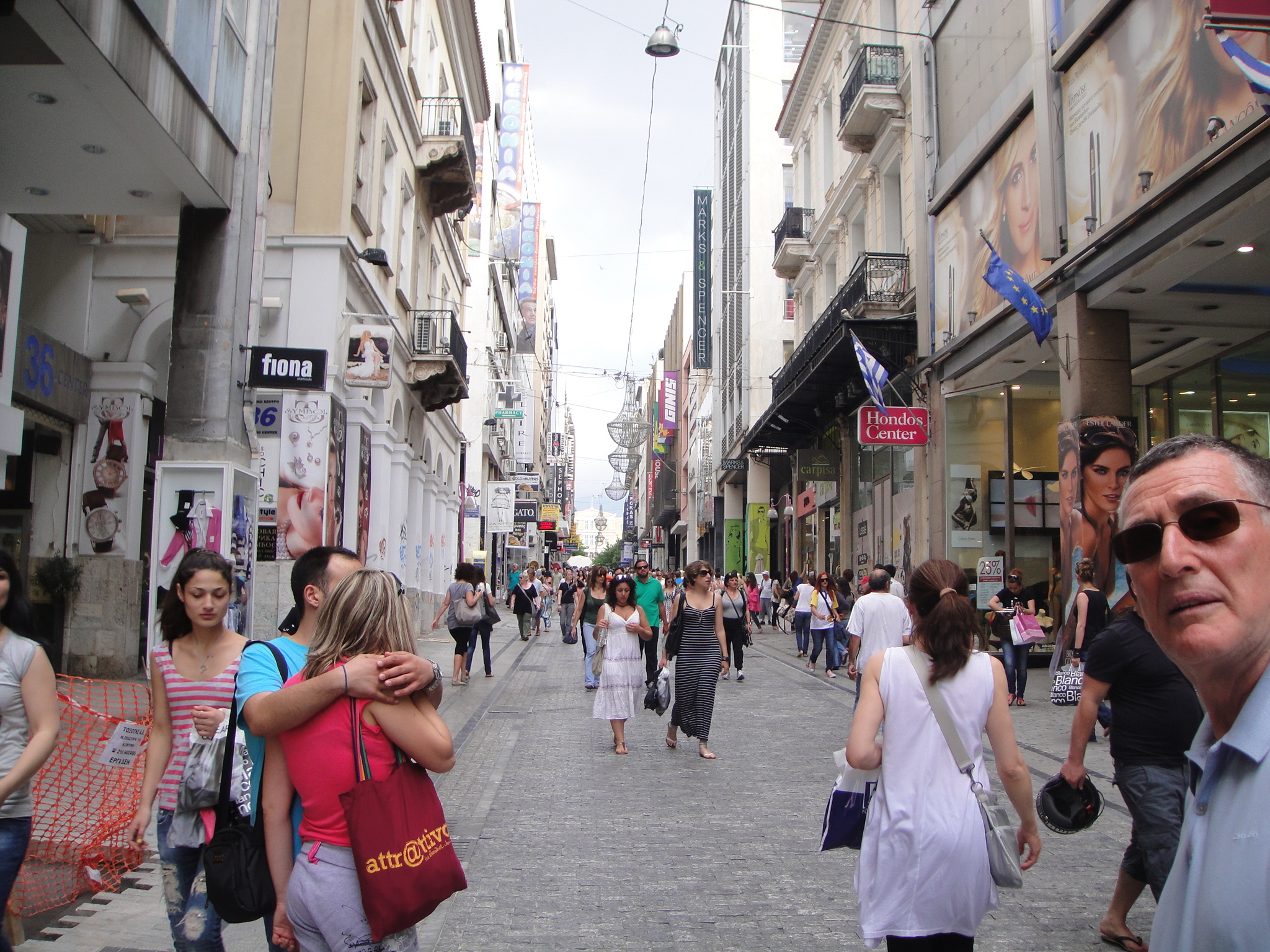 两旁的商店多是服饰百货. ermou步行街