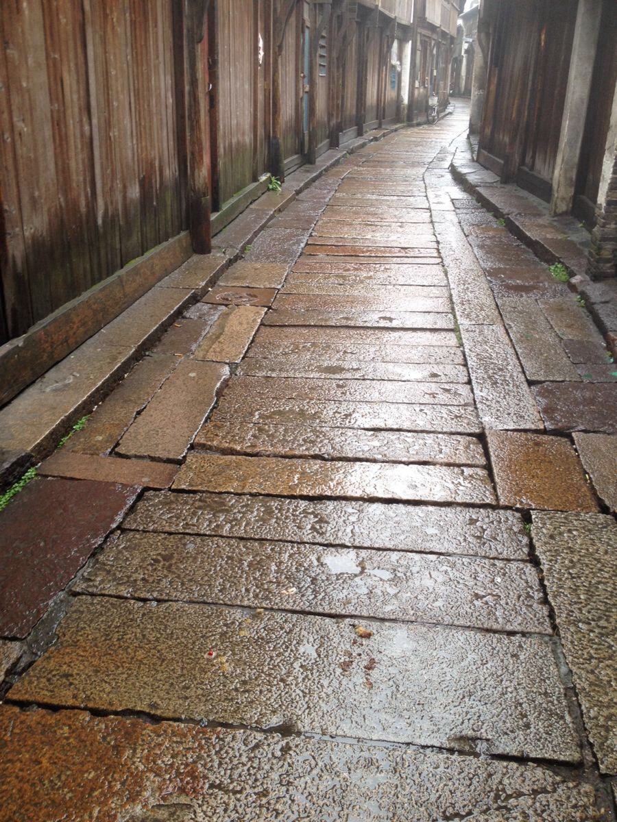 雨後的青石板路