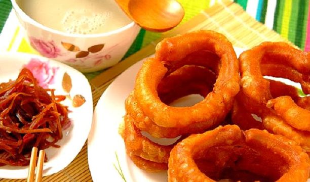 焦圈是一种北京风味小吃,色泽深黄,形如手镯,焦香酥脆,风味独特.