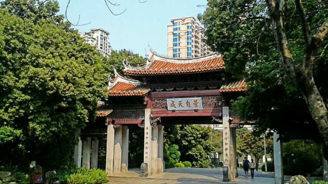 也正是历史上施琅将军的故居及四季园林中的"秋,冬"二园