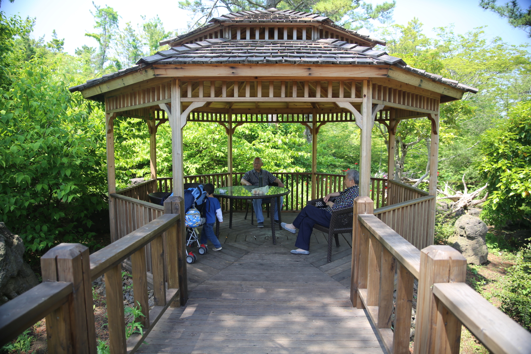 随处可见供游人休息的亭子. 翰林公园