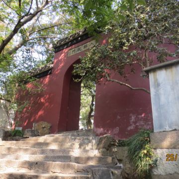 二是千古悬墓吴王墓,神秘的宝剑池,三是近代藏二奶(赛金花)的住所"拥