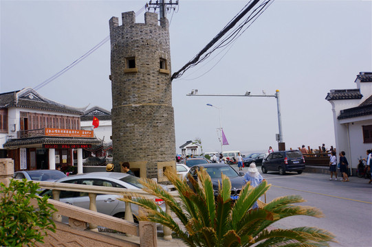 杭州湾的沪杭公路,左边就是金山嘴老街,右边是"西卫线"车站(渔村车站)