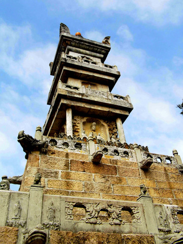 三天来频繁经过普济寺,因此这一次站在塔下,已是五临宝塔.