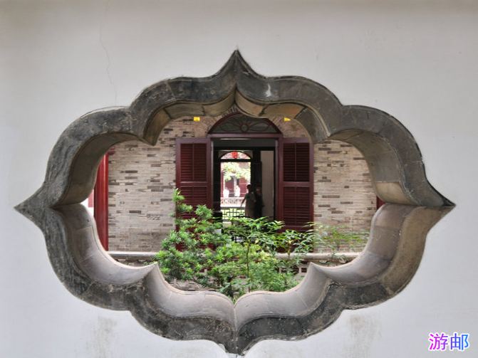 12-在回廊的东南两面墙上开有什锦洞窗和水磨漏窗,绕廊赏景,步移景