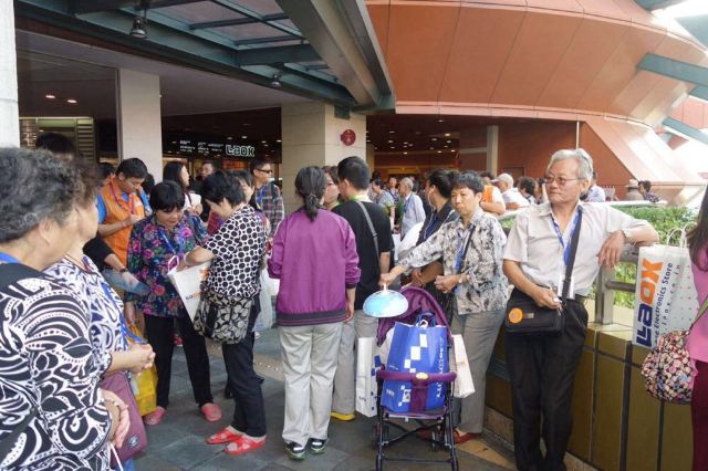 "购物一族"有很多中国大妈