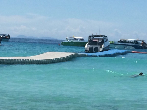 这是快艇或者船入港后上岸的浮桥…感觉很特别… 皇帝岛