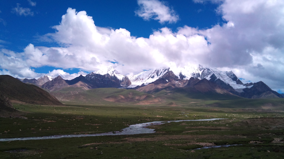 这座远处的雪山就是雪格拉山. 雪格拉山,西藏
