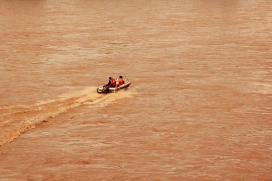 也不知道顺流而下还是逆流而上,就到了黄河第一桥——中山桥,有点像