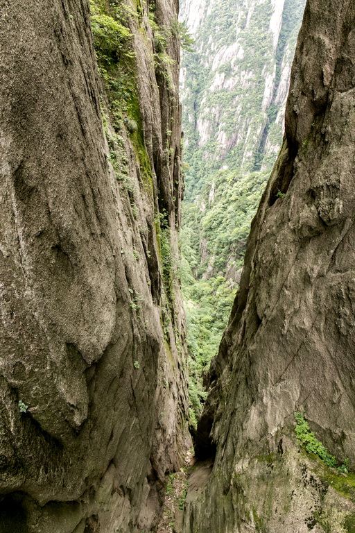 这块石头叫卧石披云,算是一个地图景点