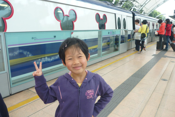 地鐵上環站,做到中環站,走地下通道到香港站換乘東涌線到欣澳,然後再