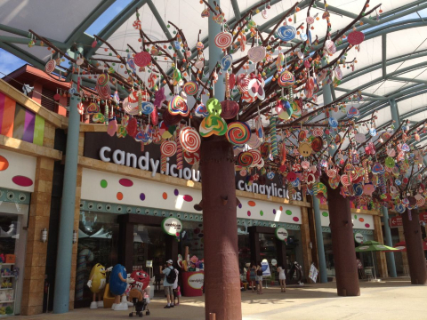 candylicious的大门口,全是倒挂的棒棒糖装饰~很像童话中的糖果小屋有