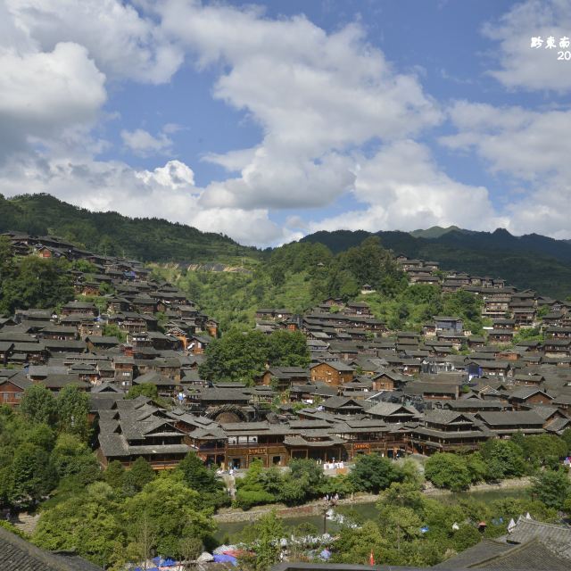 從鎮遠到千戶苗寨有旅遊大巴,每人168元(含西江千戶苗寨門票),鎮遠