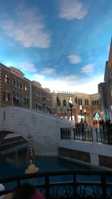 晚上到威尼斯人酒店,看到人造天空,人动云动