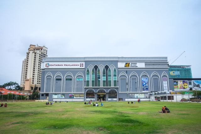 英雄广场和惠胜广场其地点位于马六甲皇冠百利广场正对面,以方便消费