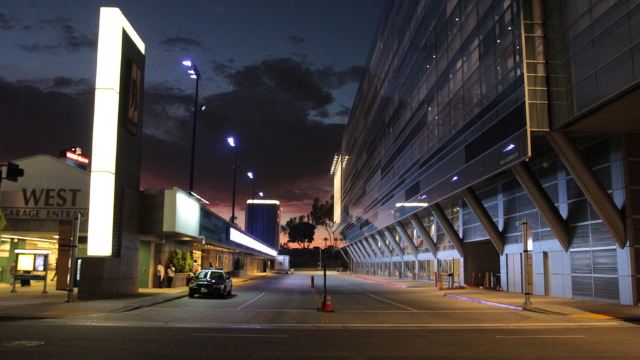 个大型公共广场,15家电影院,饭店,夜总会,商店,espn的西海岸广播总部