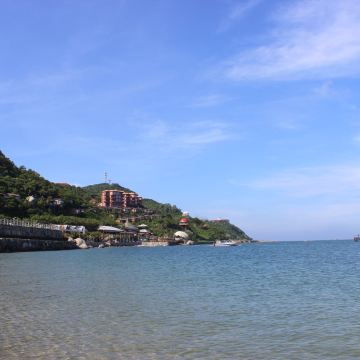 红色的建筑为海景酒店,房价要一千左右,我只能远观了.