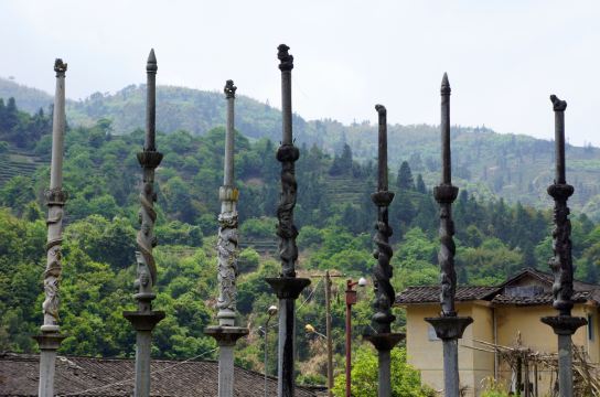 石龙旗杆:文官雕毛笔锋,武官则镌坐狮